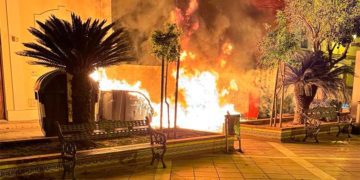 Contenedores ardiendo en la plaza Isaac Peral / FOTO: Ayto.