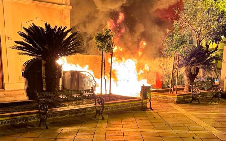 Contenedores ardiendo en la plaza Isaac Peral / FOTO: Ayto.