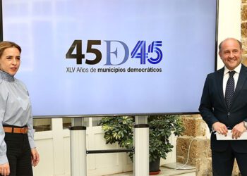 Junto al pantallón con el logo de la conmemoración / FOTO: Diputación