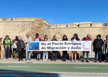 Concentrados ante la Subdelegación / FOTO: Apdha