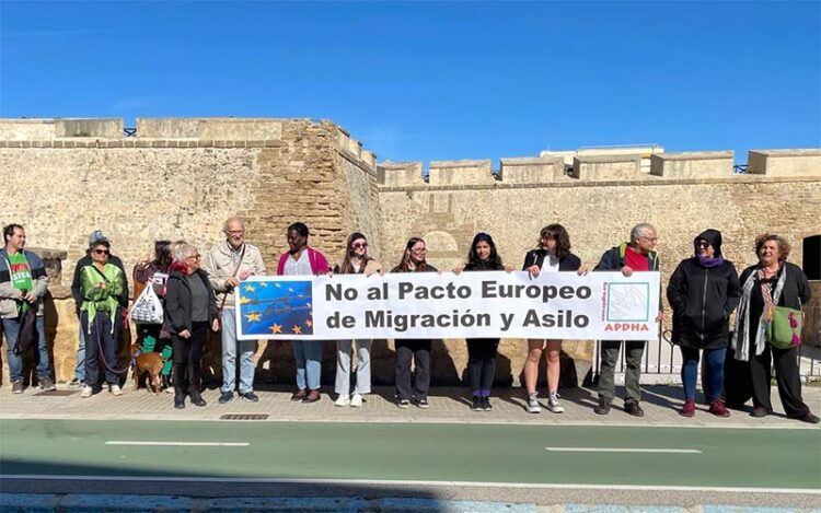 Concentrados ante la Subdelegación / FOTO: Apdha