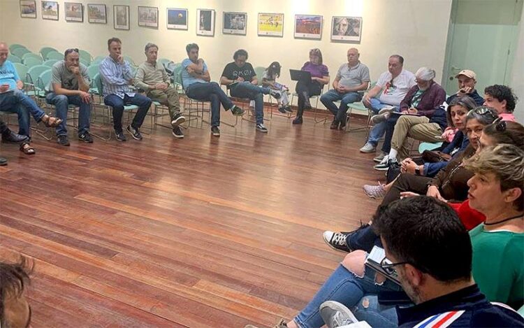 Un momento de la asamblea celebrada en la Casa de Los Toruños / FOTO: Adelante