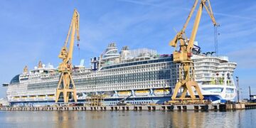 Un megacrucero en uno de los diques de Navantia Cádiz / FOTO: Eulogio García