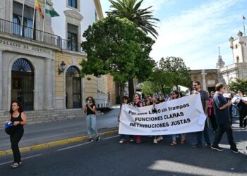 Una pasada protesta de funcionarios de justicia a las puertas de la Audiencia / FOTO: Eulogio García
