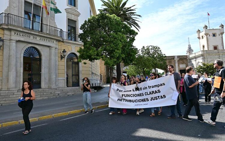 Una pasada protesta de funcionarios de justicia a las puertas de la Audiencia / FOTO: Eulogio García