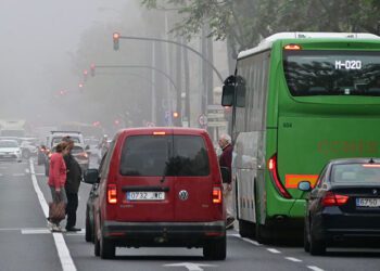 Mañana de tráfico en la avenida principal de Cádiz / FOTO: Eulogio García