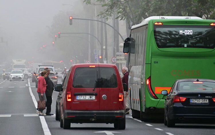 Mañana de tráfico en la avenida principal de Cádiz / FOTO: Eulogio García