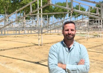 Botella posando entre el montaje de las casetas / FOTO: Unión Portuense
