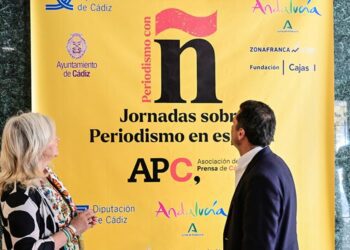 Colombo y Bruno García ante la lona que promociona el ciclo en la sede de la APC / FOTO: Eulogio García