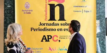 Colombo y Bruno García ante la lona que promociona el ciclo en la sede de la APC / FOTO: Eulogio García