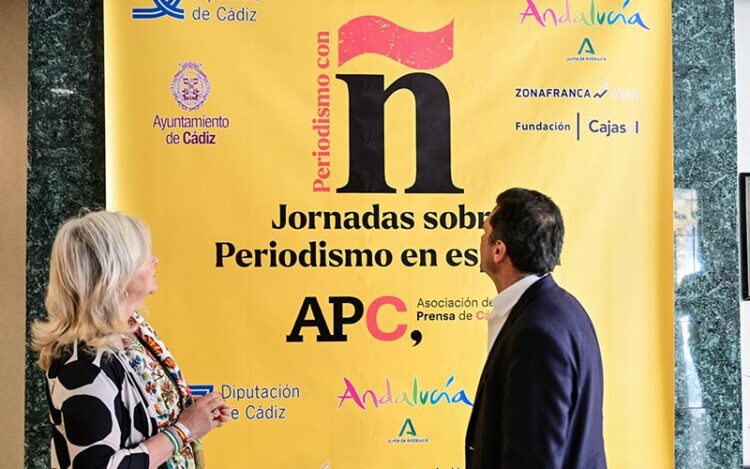 Colombo y Bruno García ante la lona que promociona el ciclo en la sede de la APC / FOTO: Eulogio García