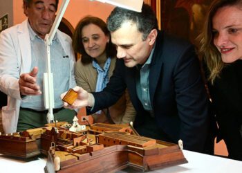 El alcalde con el techo de la pieza / FOTO: Eulogio García