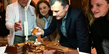 El alcalde con el techo de la pieza / FOTO: Eulogio García