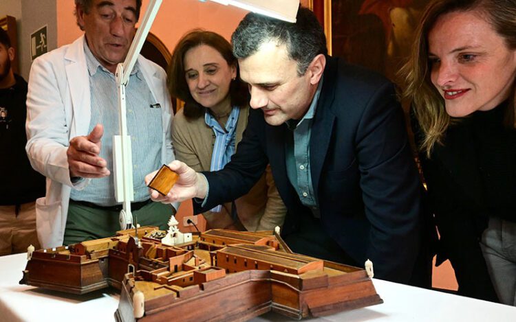 El alcalde con el techo de la pieza / FOTO: Eulogio García