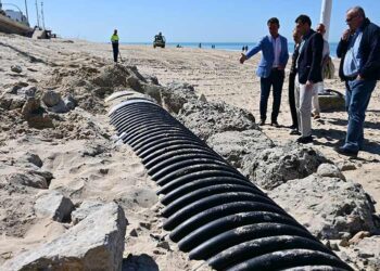 Supervisando los trabajos de urgencia para asegurar el tubo / FOTO: Eulogio García