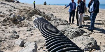 Supervisando los trabajos de urgencia para asegurar el tubo / FOTO: Eulogio García
