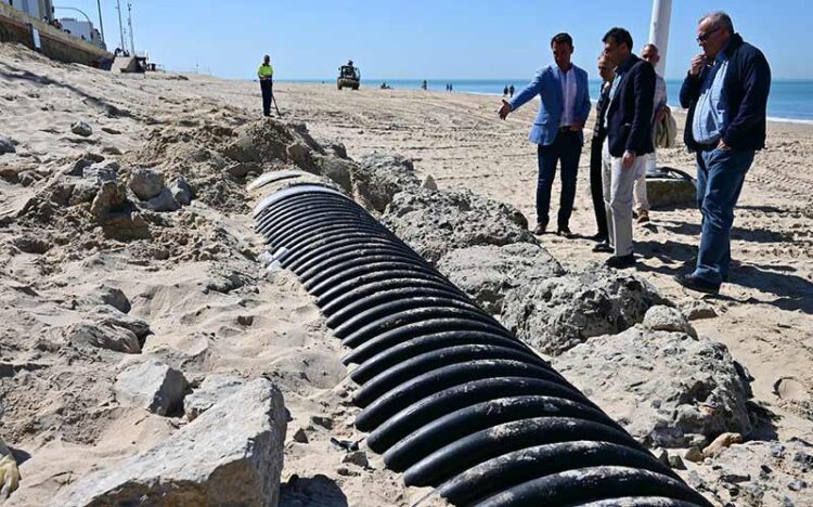 Supervisando los trabajos de urgencia para asegurar el tubo / FOTO: Eulogio García