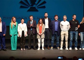 Posado con los premiados / FOTO: Ayto.