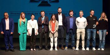 Posado con los premiados / FOTO: Ayto.