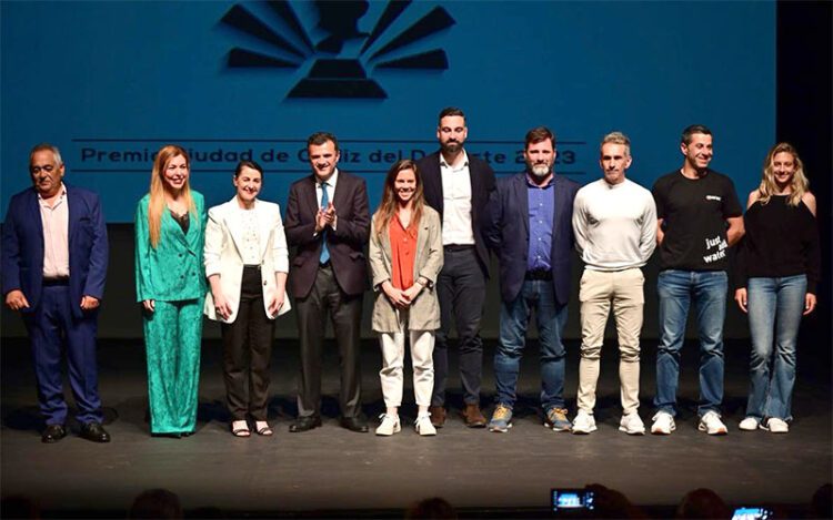 Posado con los premiados / FOTO: Ayto.