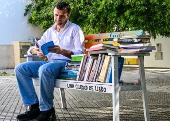 El entonces todavía alcaldable posando en campaña con libros / FOTO: Eulogio García