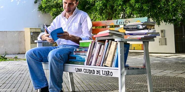 El entonces todavía alcaldable posando en campaña con libros / FOTO: Eulogio García