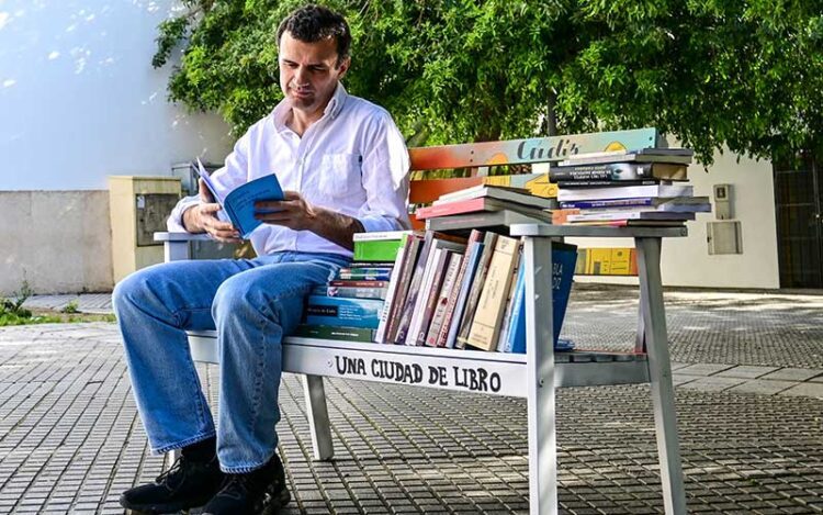 El entonces todavía alcaldable posando en campaña con libros / FOTO: Eulogio García