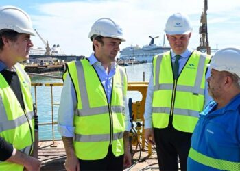 El alcalde en una pasada visita a la factoría / FOTO: Ayto.