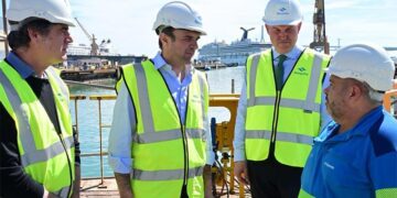 El alcalde en una pasada visita a la factoría / FOTO: Ayto.