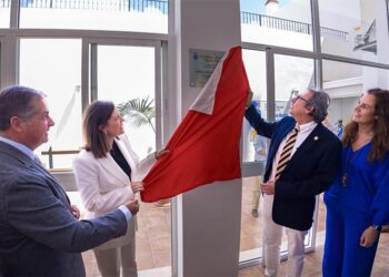 Desvelando la placa conmemorativa de la reforma / FOTO: Ayto.