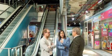 Charlando con el responsable de Desarrollo Nuevo Horizonte / FOTO: Ayto.