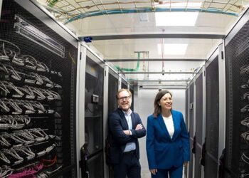 Rodríguez y Cavada entre cables y servidores / FOTO: Ayto.