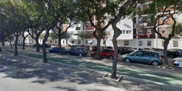Coches y más coches en una de las calles del barrio