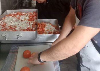 Voluntarios en la cocina solidaria / FOTO: Amigas al Sur