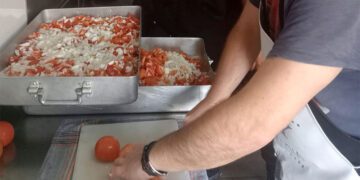 Voluntarios en la cocina solidaria / FOTO: Amigas al Sur