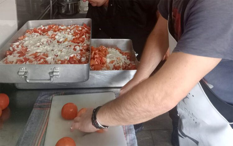 Voluntarios en la cocina solidaria / FOTO: Amigas al Sur