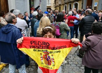 Concentración de apoyo a Sánchez en la Casa del Pueblo de Cádiz / FOTO: Eulogio García