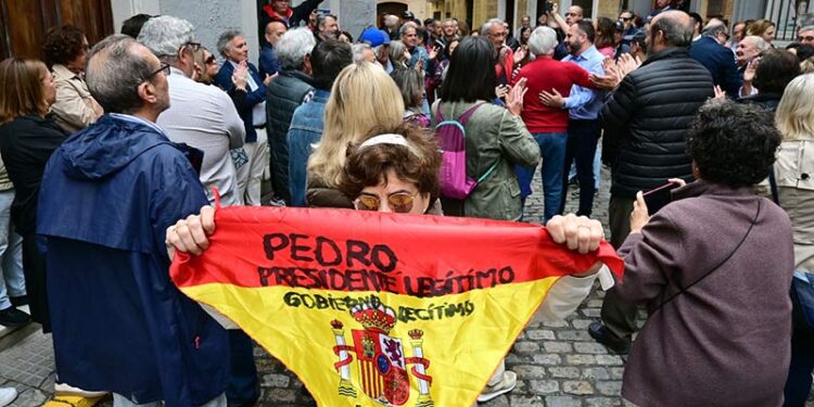 Concentración de apoyo a Sánchez en la Casa del Pueblo de Cádiz / FOTO: Eulogio García