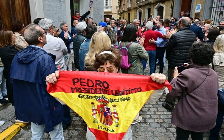 Concentración de apoyo a Sánchez en la Casa del Pueblo de Cádiz / FOTO: Eulogio García