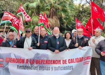 Tras la pancarta / FOTO: UGT Cádiz