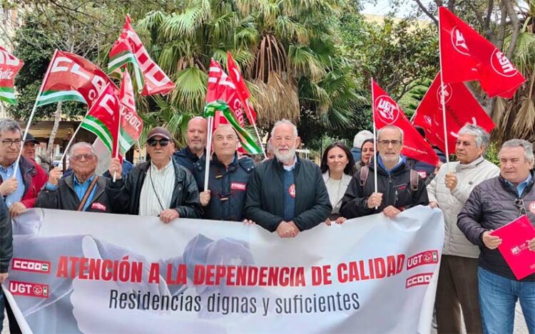 Tras la pancarta / FOTO: UGT Cádiz