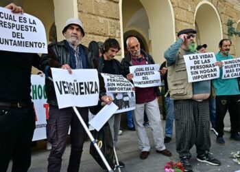 Representantes de Nadie sin Hogar irrumpiendo en el acto de la Apdha / FOTO: Eulogio García