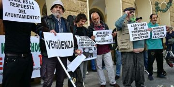 Representantes de Nadie sin Hogar irrumpiendo en el acto de la Apdha / FOTO: Eulogio García