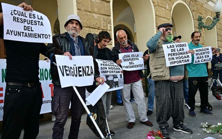 Representantes de Nadie sin Hogar irrumpiendo en el acto de la Apdha / FOTO: Eulogio García