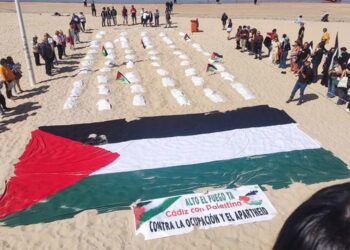 Un momento de la concentración en La Caleta / FOTO: @ddelacruz7