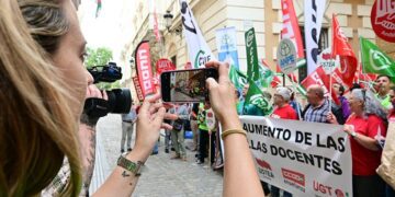 Concentración sindical ante la delegación territorial en Cádiz / FOTO: Eulogio García