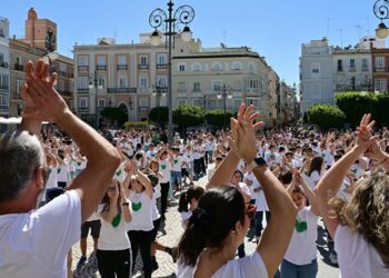 Alumnado de la pública participando en una actividad colectiva en Cádiz / FOTO: Eulogio García