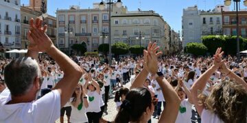 Alumnado de la pública participando en una actividad colectiva en Cádiz / FOTO: Eulogio García