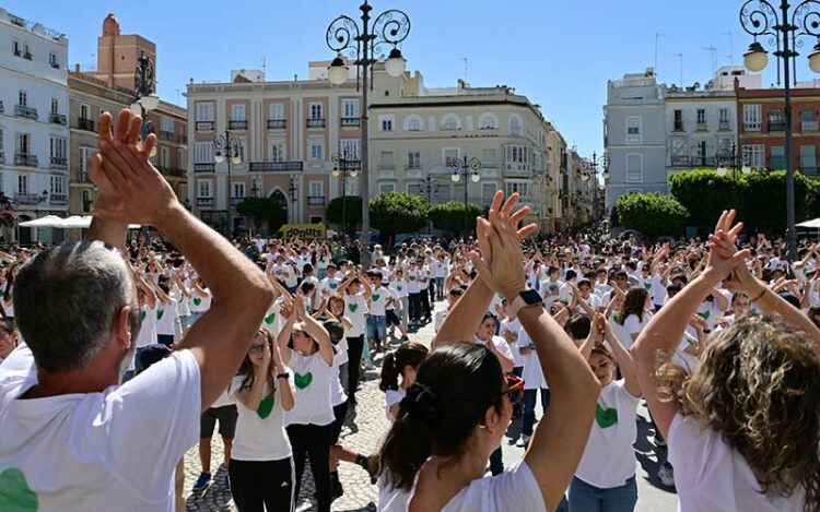 Alumnado de la pública participando en una actividad colectiva en Cádiz / FOTO: Eulogio García