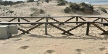 Pasarela engullida por la arena en La Barrosa / FOTO: Toniza